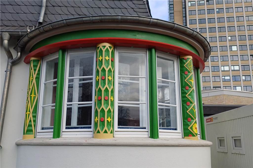 Museum öffnet erstmals am neuen Standort: Nach Umzug in Villa Urbahn Zu sehen ist das prägnante Erkerfenster der Villa Urbahn, rechts im Hintergrund das Rathaus.