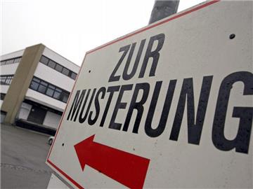 Bald nicht mehr von Nutzen: Das Hinweisschild mit der Aufschrift «Zur Musterung» vor einem Kreiswehrersatzamt.