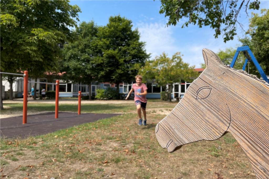 Defizite bei Halterns Schulanfängern? „Wir haben hier echte Corona-Profis“ Ein Kind rennt über den hinteren Schulhof der Marienschule.