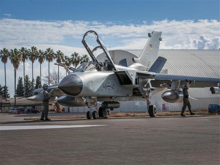 Erdogan darf in Deutschland nicht vor Landsleuten sprechen Bald Vergangenheit: Bundeswehr-Tornado auf dem Luftwaffenstützpunkt im türkischen Incirlik. Foto: Falk Bärwald/Bundeswehr