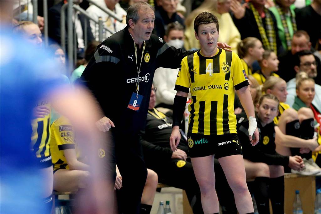 Trainer Henk Groener gibt Alina Grijseels Anweisungen.