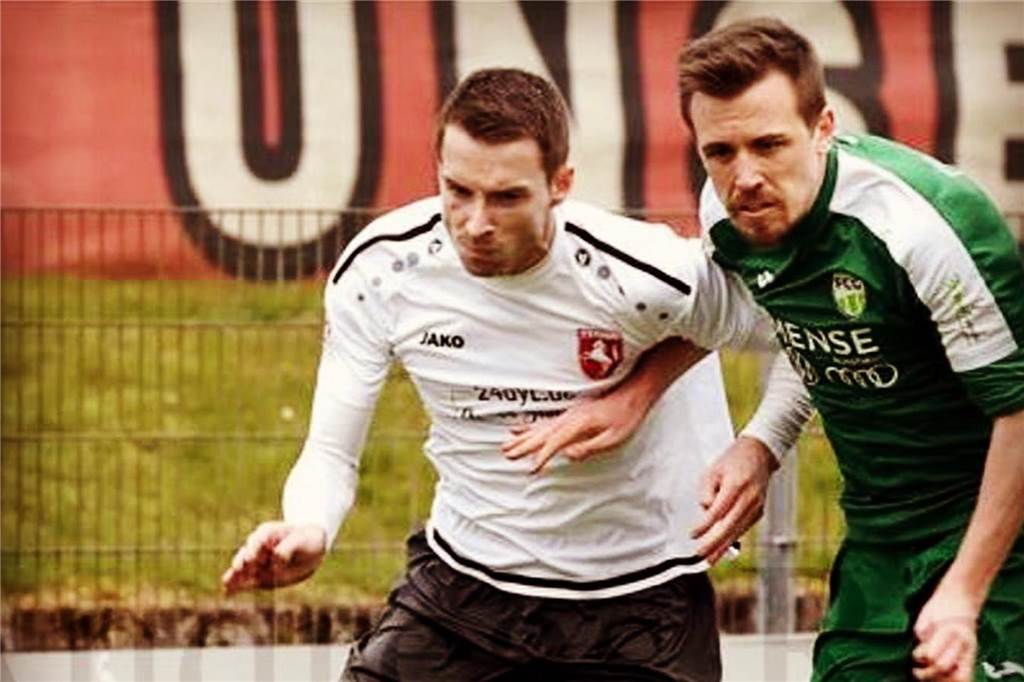 Hammer Dauerbrenner schließt sich der SG Massen an Spieler von SpVg Hammer liefert sich einen Zweikampf