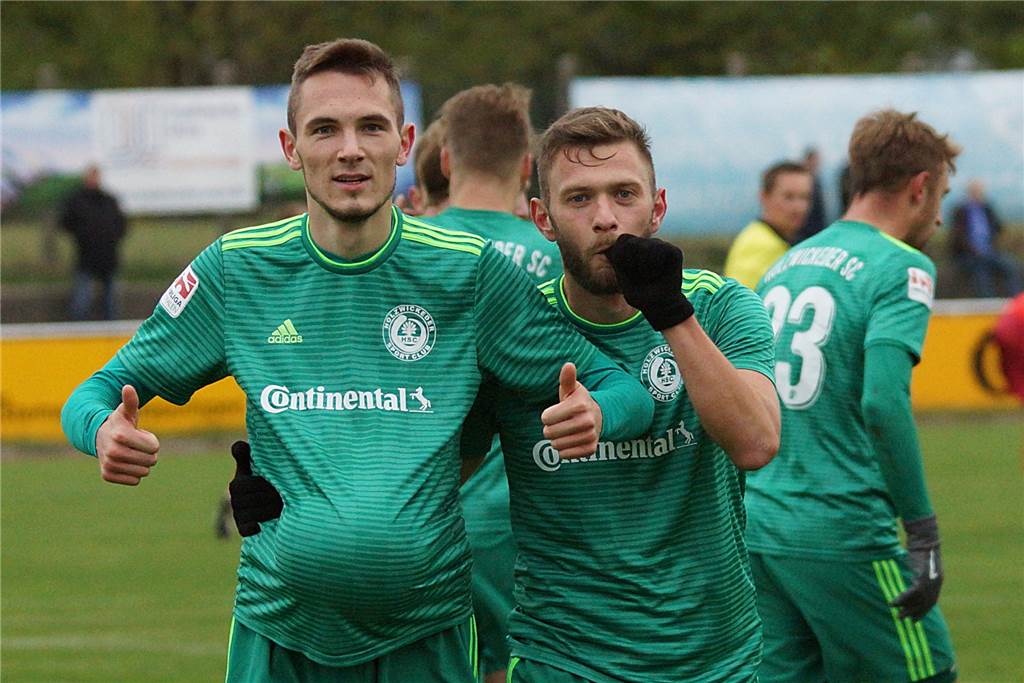 Stürmer Nico Berghorst über Trainer Axel Schmeing: „Er hat das richtige Fingerspitzengefühl“ Ball versenkt, Ball versteckt: Nico Berghorst (l.) bejubelt einen seiner vielen Treffer im Trikot des Holzwickeder SC.