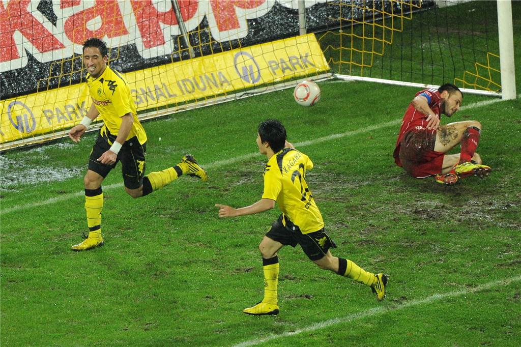 Ball versenkt: BVB-Torschütze Lucas Barrios (l.) feiert im November 2010 mit Shinji Kagawa seinen Treffer zum 2:0 gegen den Hamburger SV.