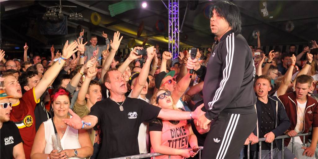 „Layla“ wird in Werne und Ascheberg weiter gespielt - und das ist gut so Ballermann-Sänger Ikke Hüftgold bei einem Auftritt in Herbern. Er hat „Layla“ von DJ Robin und Schürze produziert. Dass das umstrittene Lied in Werne und Herbern weiterhin gespielt wird, begrüßt unser Autor.