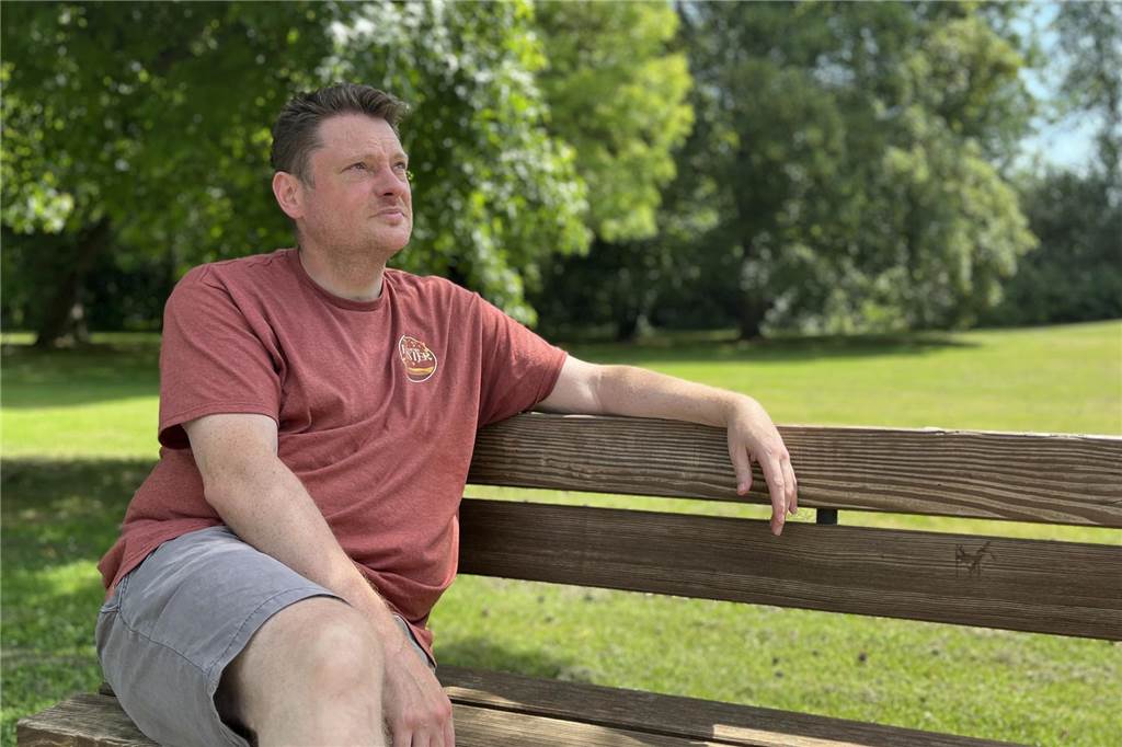 Thomas Ballhoff (47) tritt aus: „Die Kirche interessiert sich nicht für die Gläubigen“ Thomas Ballhoff auf einer Parkbank.
