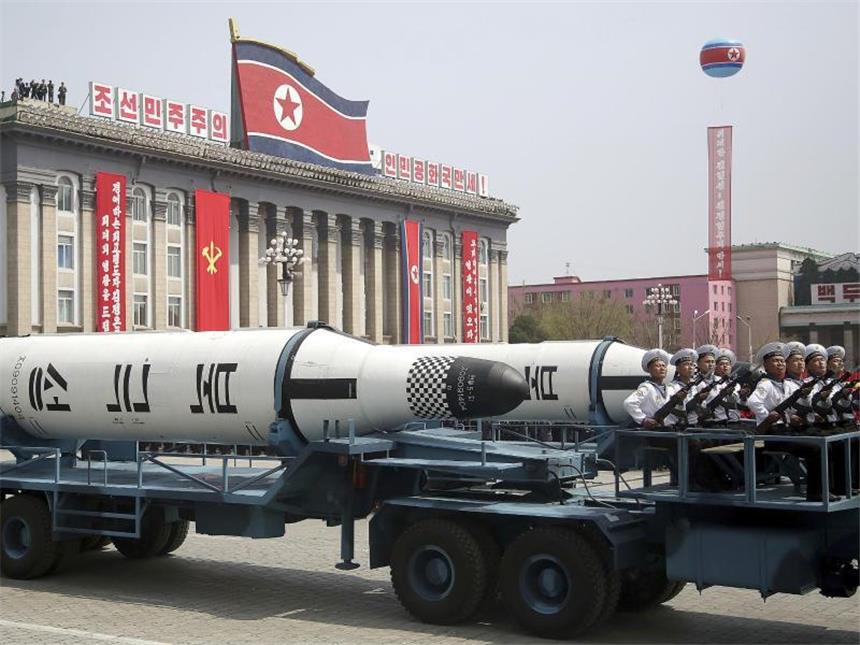 Trump beharrt auf "Feuer-und-Wut"-Äußerung Ballistische Raketen bei einer Militärparade in Pjöngjang. Foto: Wong Maye-E
