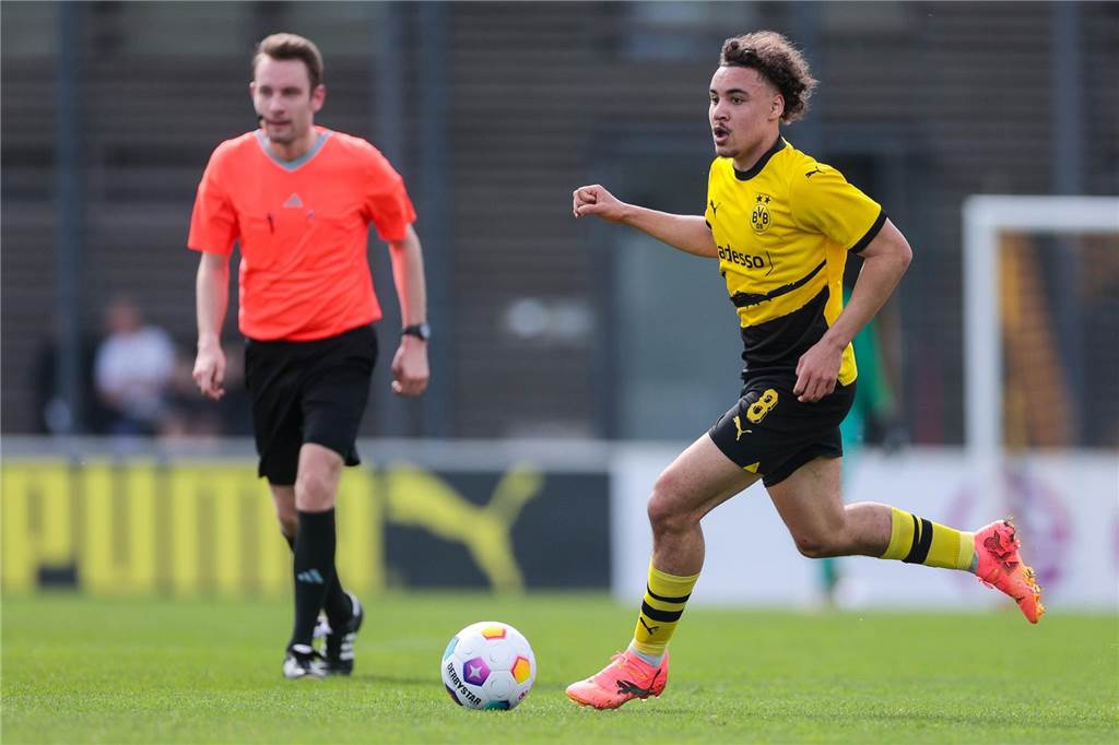 BVB bindet Toptalent Rafael Lubach: Verbleib in Dortmund dennoch offen Rafael Lubach führt den Ball.