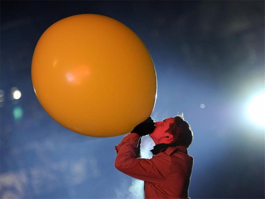 Ruhr.2010: Finale mit Feuerwerk und kalten Füßen Ballons für das Finale.