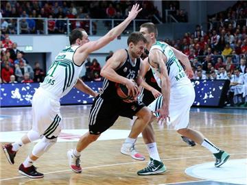 Bambergs Anton Gavel (M) kämpft sich durch Artunas Milaknis und Robertas Javtokas von Zalgiris Kaunas hindurch. Foto: Daniel Löb