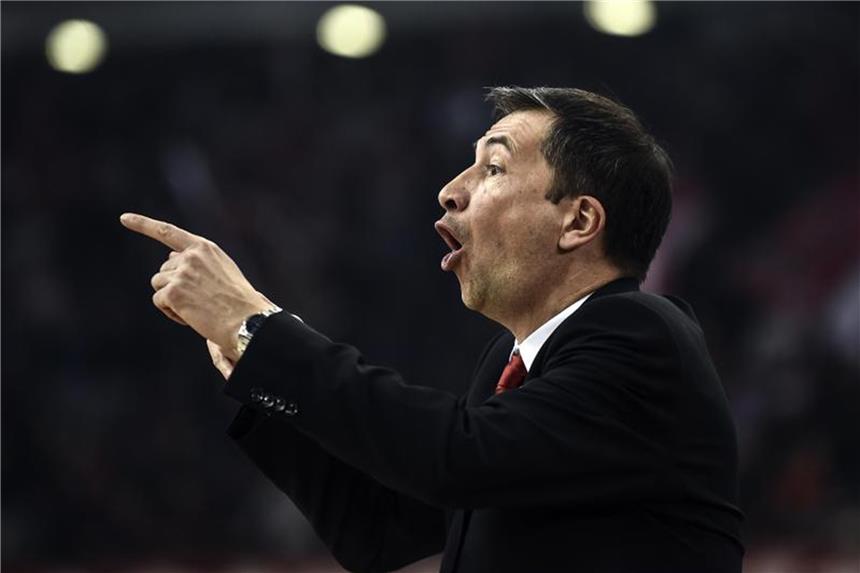 Playoff-Aus für Brose Bamberg in der Euroleague Bambergs Coach Luca Banchi konnte die Niederlage seines Teams nicht verhindern. Foto: Angelos Tzortzinis