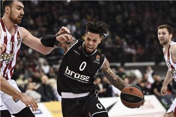 Bambergs Daniel Hackett (M) setzt sich gegen Kim Tillie (l) von Olympiakos Piräus durch. Foto: Angelos Tzortzinis