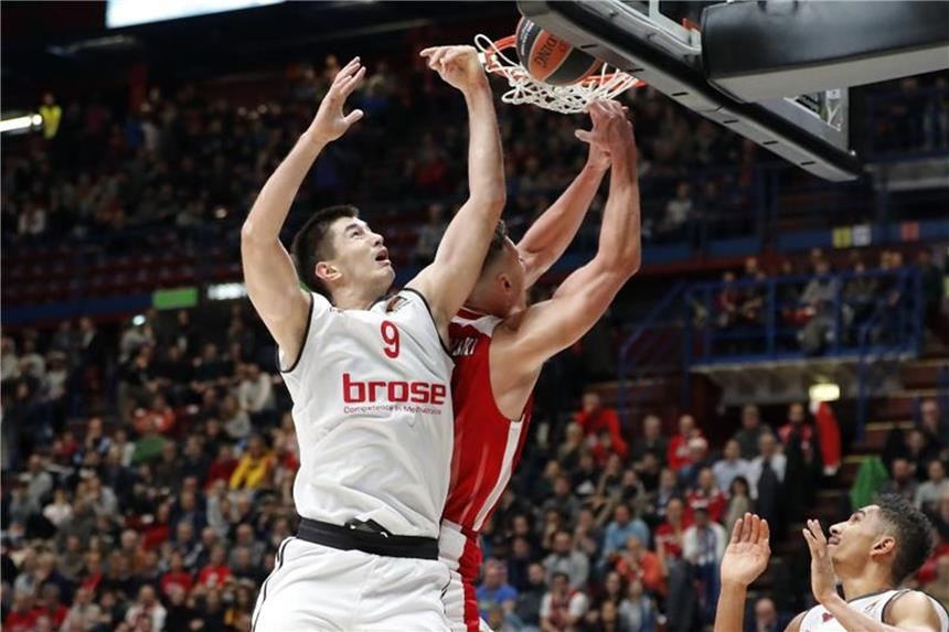 Bamberg kassiert bittere Niederlage in Mailand Bambergs Luka Mitrovic (l) verteidigt am Korb gegen Kaleb Tarczewski von Olimpia Mailand. Foto: Antonio Calanni