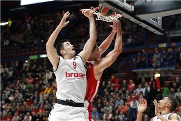 Bambergs Luka Mitrovic (l) verteidigt am Korb gegen Kaleb Tarczewski von Olimpia Mailand. Foto: Antonio Calanni