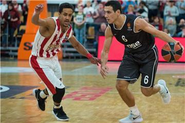 Bambergs Nikolaos Zisis (r) setzt sich Brian Roberts von Olympiakos Piräus durch. Foto: Nicolas Armer