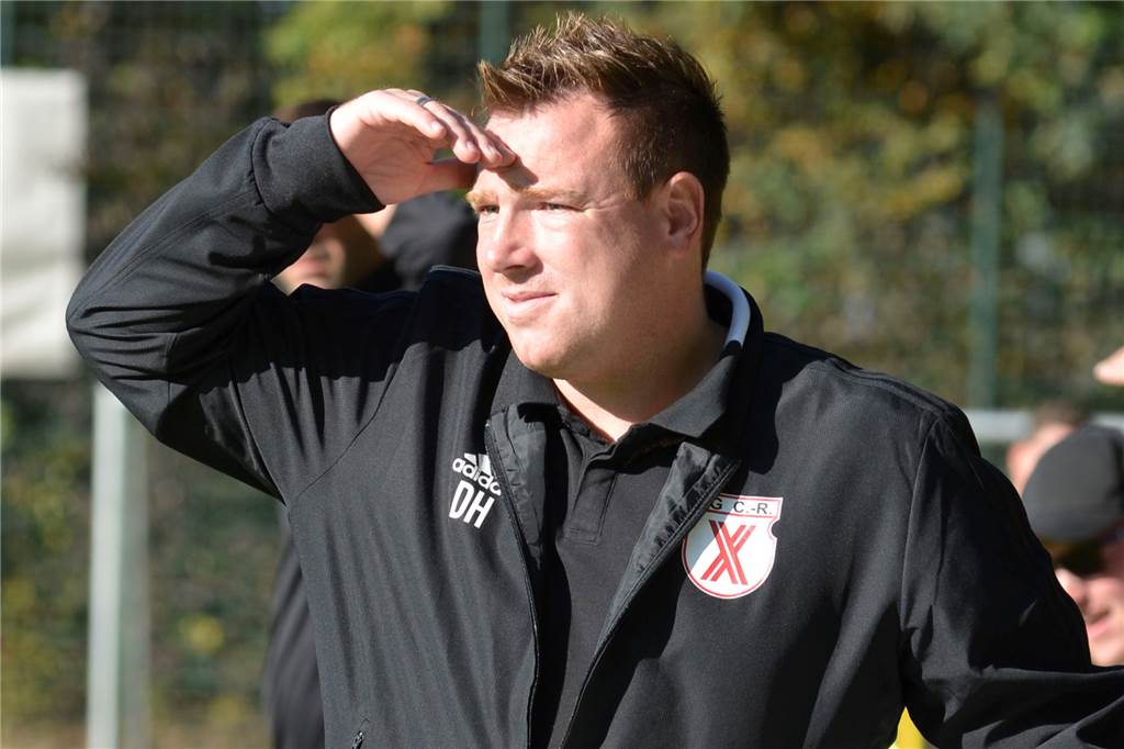 Frohlinder Trainer zeigt seinen Spielern eine lange Nase vor dem Heimweg Bammel hatte Schwerins Trainer Dennis Hasecke, hier auf einem Archivbild - damals noch als Coach der SG Castrop.