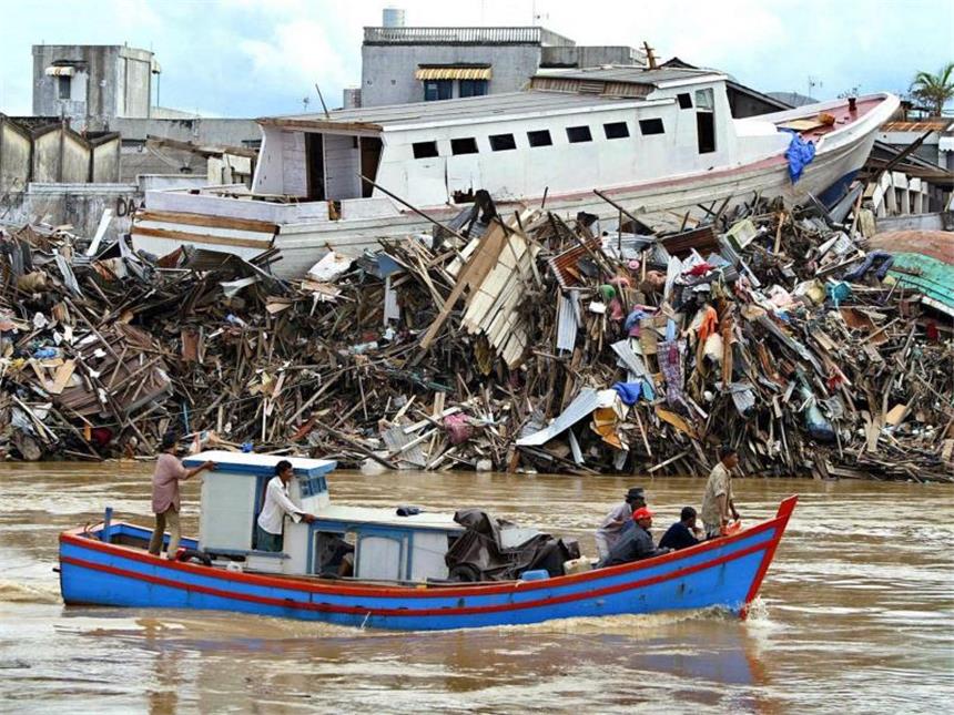 Weltweites Tsunami-Gedenken zehn Jahre nach der Katastrophe Banda Aceh am 18. Januar 2005. Die Kraft der Wassermassen zerstörte unzählige Häuser und spülte zahlreiche Schiffe an Land. Foto: Ahmad Yusni