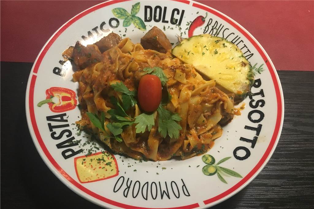 Gute Pizza und Tennis live bei der Pizzeria Castello in Wüllen Bandnudeln mit Steinpilzen und vielen zarten Lammfiletspitzen in Tomatensoße