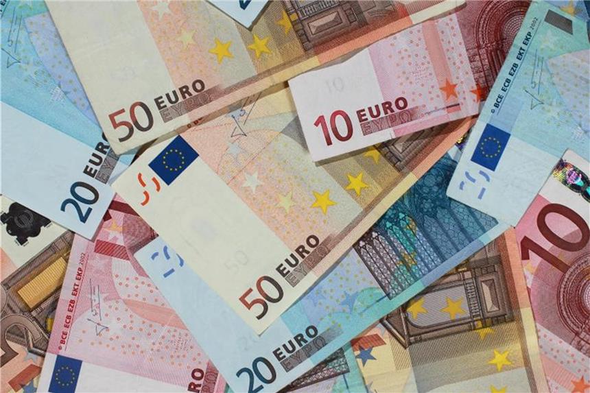 Öffentliche Schulden weiter gesunken Banknoten auf einem Haufen. Foto: Jens Wolf/Symbolbild