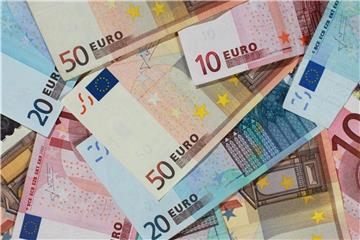 Banknoten von 50, 20 und 10 Euro liegen auf einem Tisch. Foto: Jens Wolf/Archiv