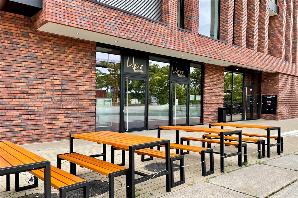 Innovativste Gastro-Meile Dortmunds: Vom Food-Truck bis zum Familienrestaurant „Bar & Restaurant West" hat ein paar Tische und Bänke am Phoenixplatz. Dort gibt es vegetarische und vegane Küche.