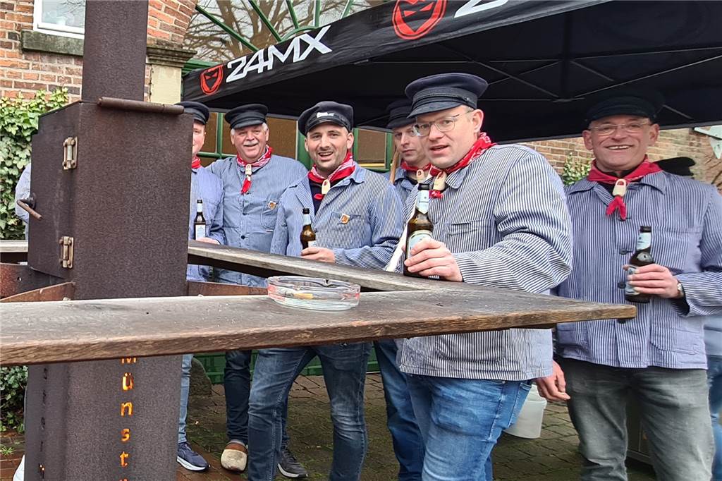 Schlöffken ist zurück: Ohne Krammarkt, aber mit gelebter Tradition Bar und Ofen in einem – das war ein neues Element beim Schlöffkenfest 2023.