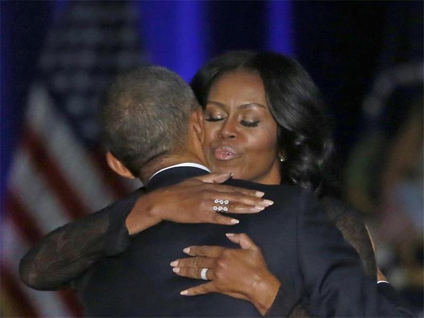 Barack Obama und seine Frau Michelle umarmen sich auf der Bühne des McCormick Place. Foto: Charles Rex Arbogast