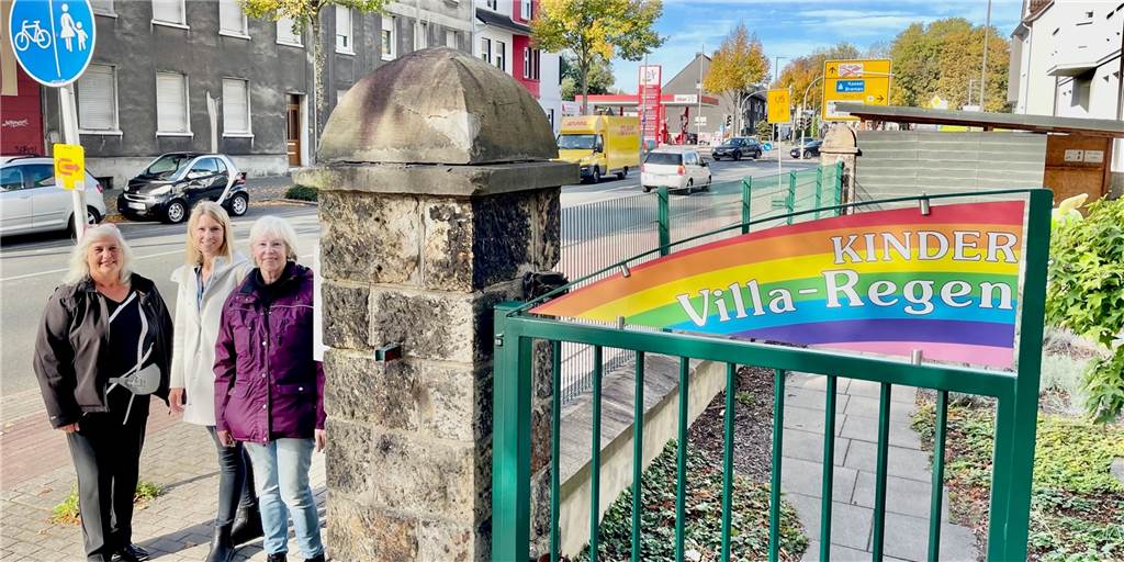 Endlich Tempo 30: Verschwindet an Dortmunder Kita die letzte Gefahrenstelle? Barbara Blotenberg (Grüne, Karin Cobbah (Elterninitiative Regenbogen) und Ursula Hertel (Grüne, v.l.) stehen an der viel befahrenen Schüruferstraße.