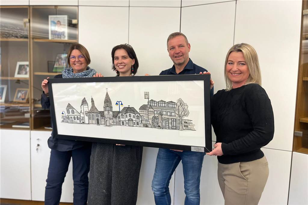 Kunst aus der Heimat: Luna Stender (23) malt Dorsten und Schermbeck Barbara Böing (v. l.), Luna Stender, Mike Rexforth und Anja Augustynak halten Luna Stenders Skyline von Schermbeck in den Händen.