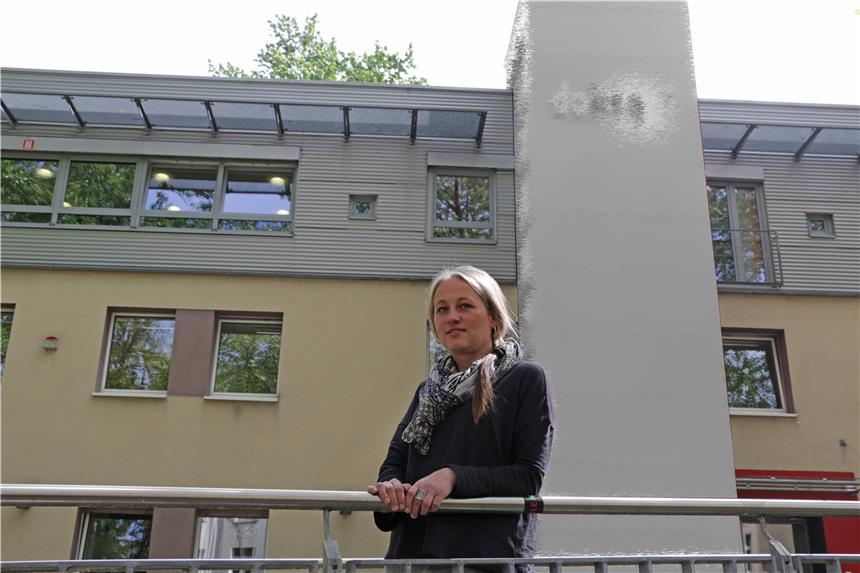 Barbara Janoszek vor dem Gebäude der Dobeq an der Gneisenaustraße. Nicht nur das Programm der Dobeq sondern auch das Gebäude sind von der EU gefördert worden.