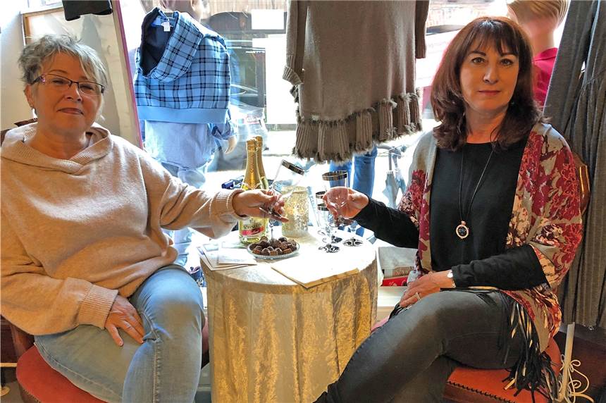 Gut erhaltene Frauensachen gehen seit fünf Jahren zum kleinen Preis über die Ladentheke Barbara Klaus-Krämer, Leiterin des Frauenhauses Dorsten, und Sabine Fortmann (r.) stoßen im Laden „Frauensachen“ in der Ursulastraße auf den Geburtstag des Geschäftes an.
