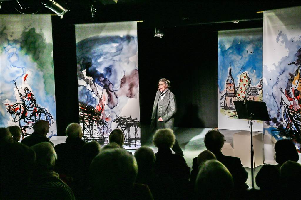 „Ich kann nur ein Wort dazu sagen: beschissen!“ – Private Theater in Dortmund am Abgrund Barbara Kleyboldt auf der Bühne ihres vollen Roto-Theaters. Eine Aufnahme aus dem Jahr 2018 – das Publikum bleibt jetzt weg.
