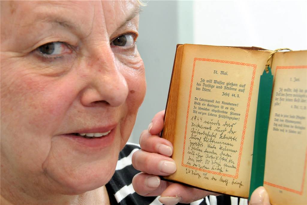 Barbara Krage (66) fand in einer Schublade das „Christliche Vergissmeinnicht", in dem ihre Großmutter Clarissa Spielmann unter dem 21. Mai 1944 vom todbringenden Bombenangriff auf das Nickelwerk berichtet.