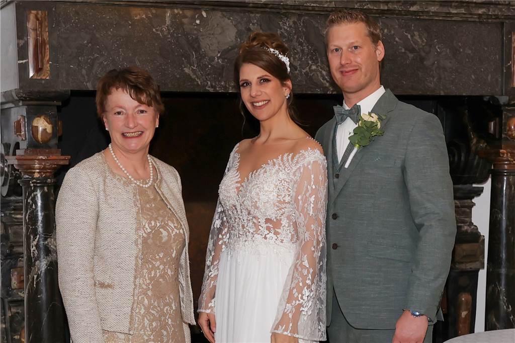 Barbara Kraß, Kristin und Matthias stehen im Kaminzimmer im Schloss Raesfeld.