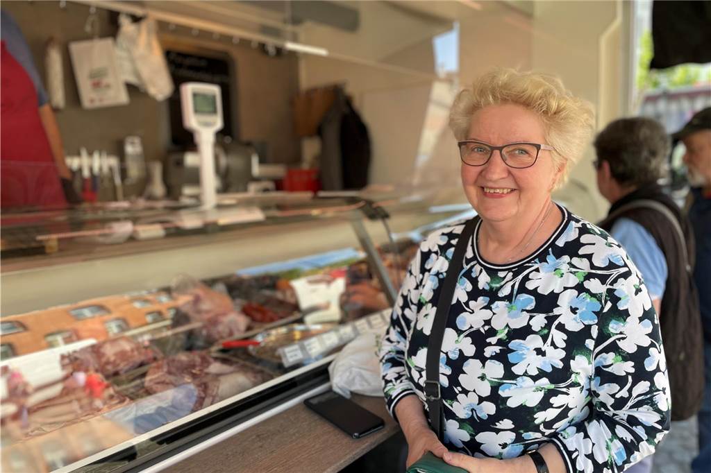 Der Markt in Lütgendortmund hat einen neuen Fleisch- und Wurststand Barbara Pöttner kauft am neuen Fleisch- und Wurststand auf dem Lütgendortmunder Wochenmarkt ein.