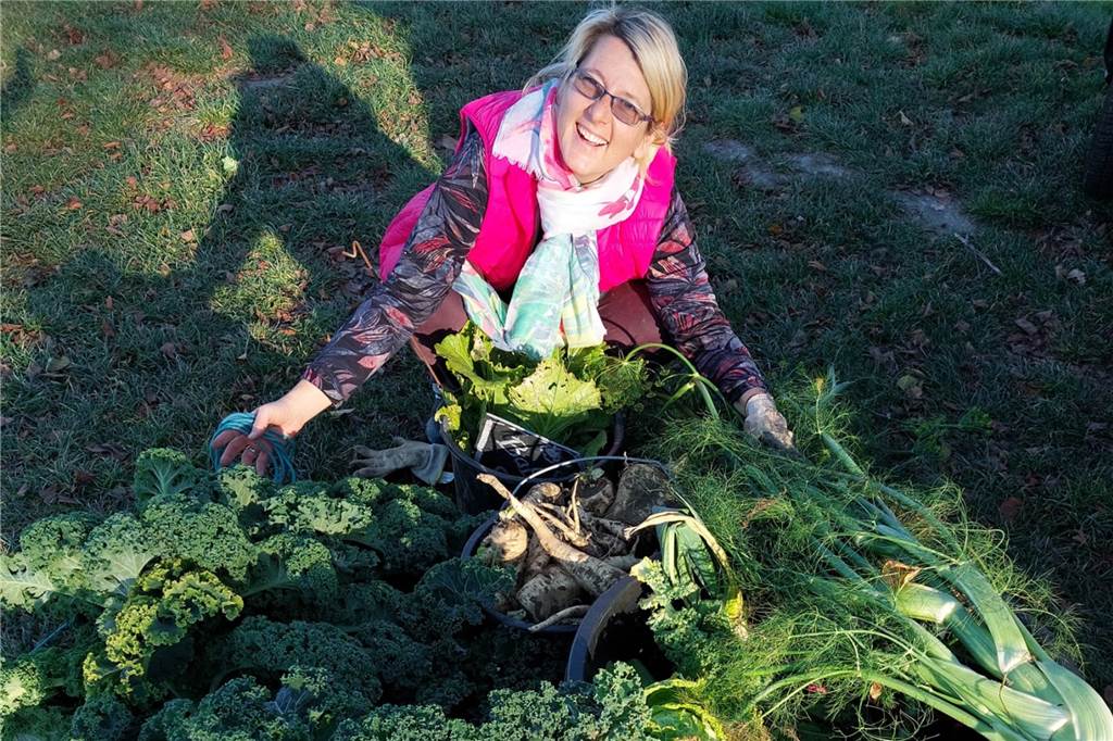 Expertin aus Unna verrät: So kocht man klimafreundlich Barbara Röss hat kürzlich eine große Menge Grünkohl und andere Gemüsearten geerntet.