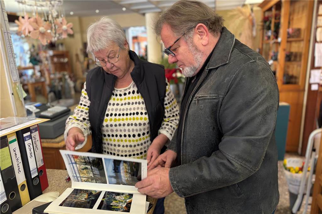 Ein Leben in der Gärtnerei Barbara und Wilhelm Siewert blättern in einem Fotoalbum und erinnern sich an vergangene Zeiten.