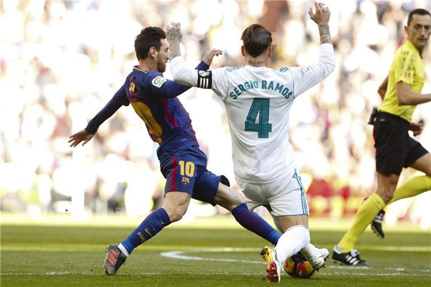 Barca demütigt Real - Zidane: „Niederlage tut weh“ Barca-Spieler Lionel Messi (l) kämpft gegen Real-Kapitän Sergio Ramos um den Ball. Foto: Enrique de la Fuente
