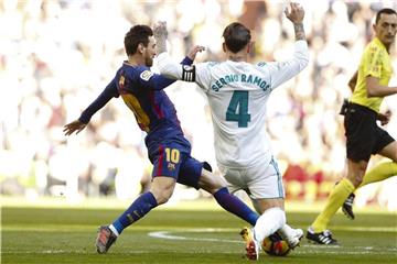 Barca-Spieler Lionel Messi (l) kämpft gegen Real-Kapitän Sergio Ramos um den Ball. Foto: Enrique de la Fuente