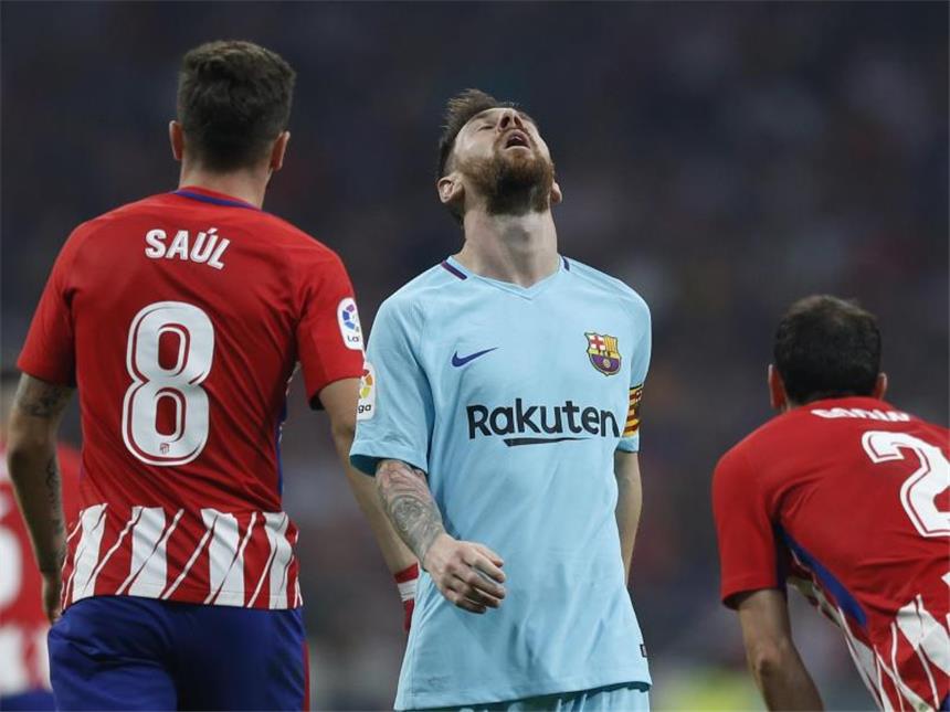 "Fluch" beendet: Ronaldo schießt Real zum Rekord Barça-Star Lionel Messi (M) trauert im Spiel bei Atlético Madrid einer vergebenen Chance nach. Foto: Francisco Seco
