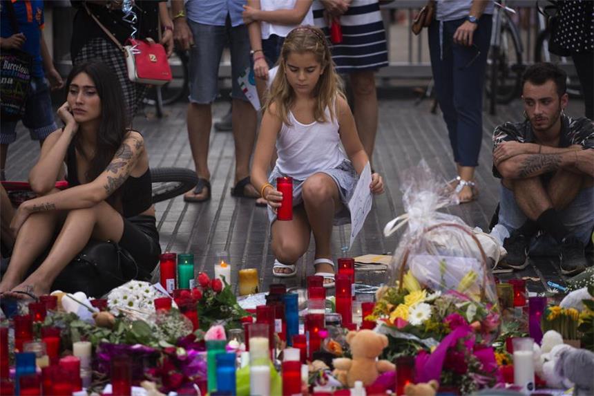 Ermittler auf der Spur eines Verdächtigen Barcelona trauert um die Toten der Anschläge.