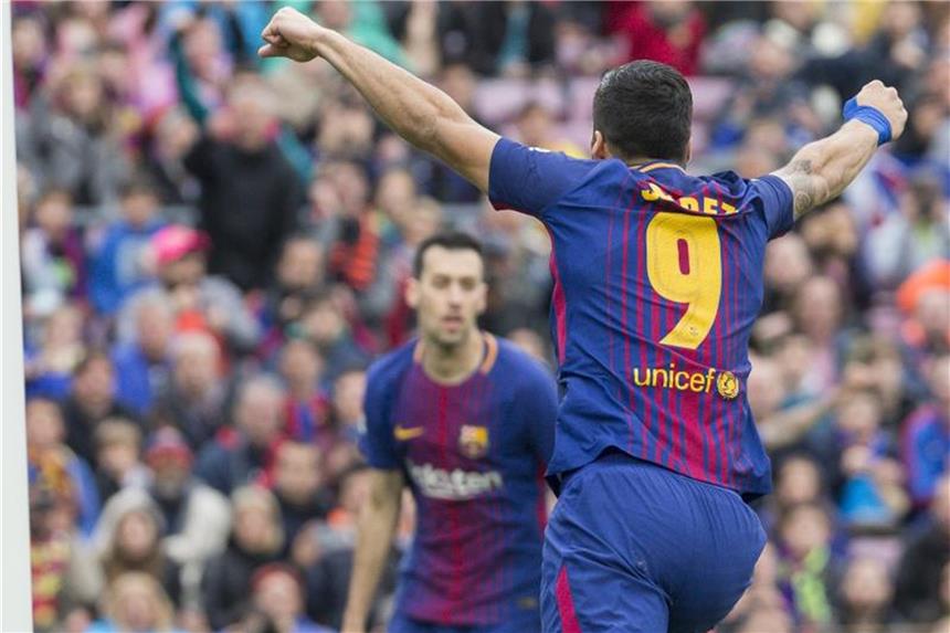 Barcelona schlägt Valencia - Meisterschaft bald gesichert Barcelonas Luis Suarez (r) freut sich über den Treffer von Team-Kollege Samuel Umtiti. Foto: Gtres/gtres