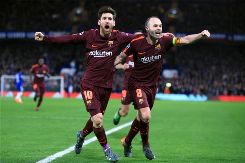 Barcelonas Star Lionel Messi (l) jubelt mit Teamkollege Andres Iniesta über seinen Treffer zum 1:1. Foto: Nick Potts/PA Wire