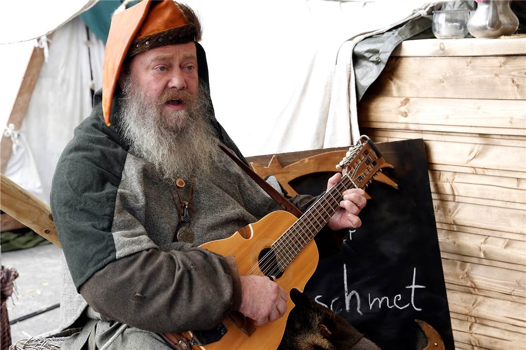Schaukämpfe, Händler und Gaukler: Die Wikinger kommen zum Silbersee Barden und Bands sind ebenfalls bei der 5. Seerenade am Silbersee wieder dabei.