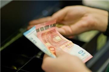 Bargeld ist bei den Deutschen immer noch das beliebteste Zahlungsmittel. Doch gerade bei größeren Beträgen kommt die Girocard immer häufiger zum Einsatz. Foto: Daniel Karmann