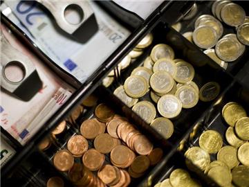 Bargeld: Verbraucher in Deutschland bekommen etwas weniger für ihren Euro als im EU-Schnitt. Foto: Daniel Reinhardt/Ilustration