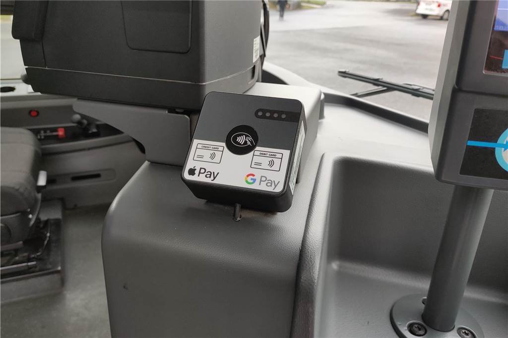 Modernisierung des HCR-Fuhrparks: Was es schon gibt, was noch kommt An diesem Gerät kann man mit der Karte oder dem Smartphone bezahlen.