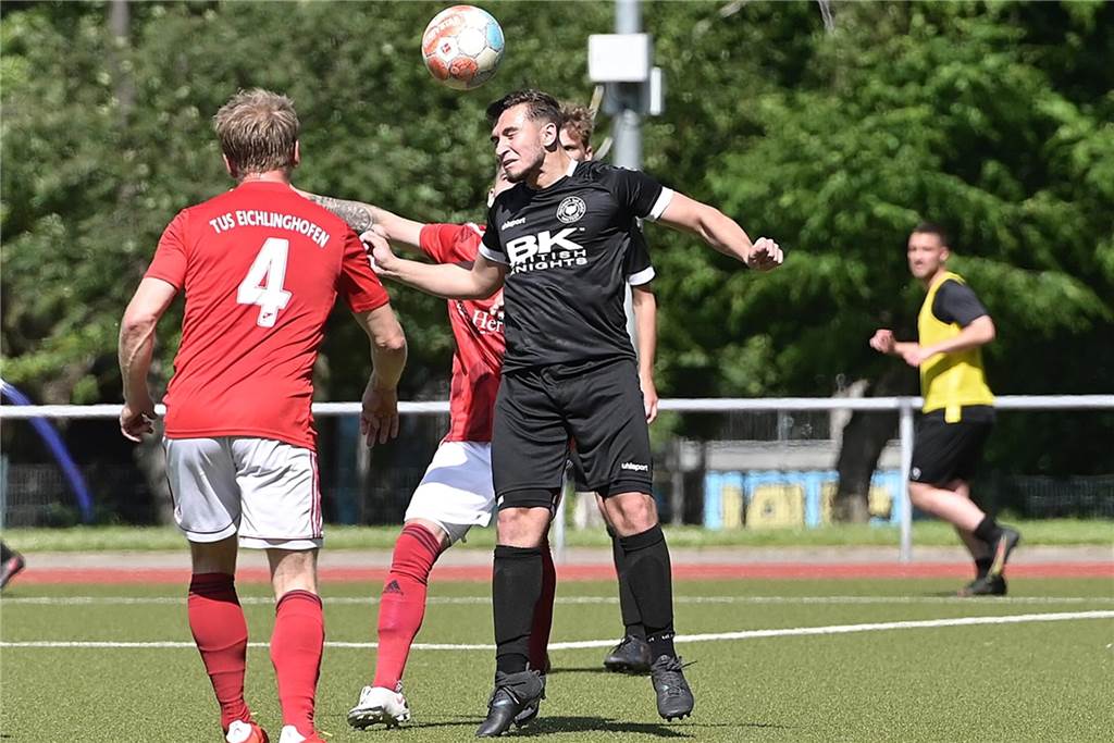 Verteidiger mit Offensivqualitäten: Leistungsträger des FC Roj hätte Oberliga spielen können Kopfballduell im Fußballspiel.