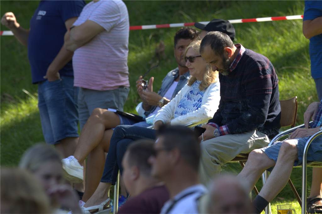 Kann Wacker Obercastrop dem TuS Bövinghausen gefährlich werden, Baris Özbek? Baris Özbek als Spion - hier schaut er das Spiel zwischen Wacker Obercastrop und dem SV Sodingen.