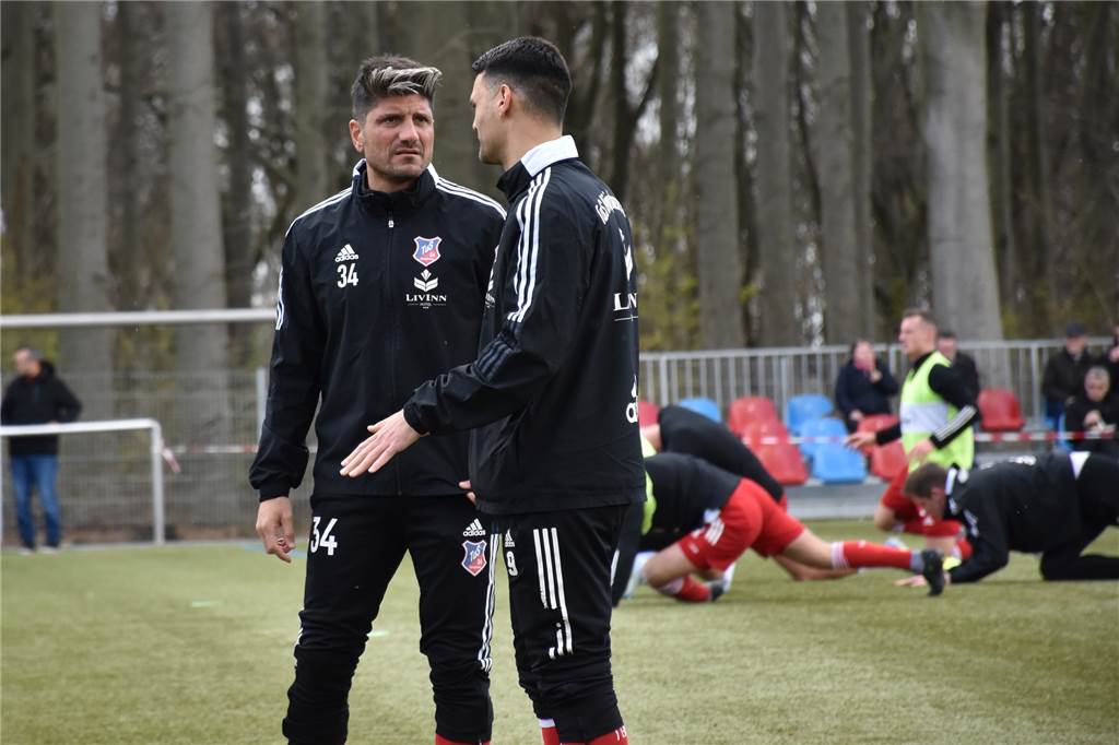 Riesen-Überraschung in Bövinghausen: Baris Özbek ist zurück – mit konkreten Zukunftsplänen Baris Özbek (l.) im Austausch mit Eyüp Cosgun vor der Westfalenliga-Partie gegen Borussia Dröschede.